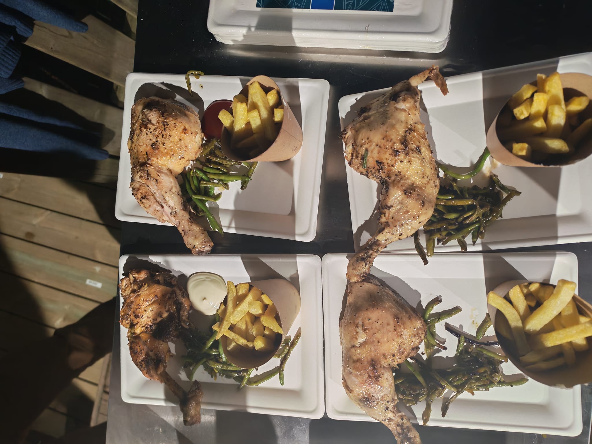 Assiettes de poulet rôti servies — frites et haricots verts