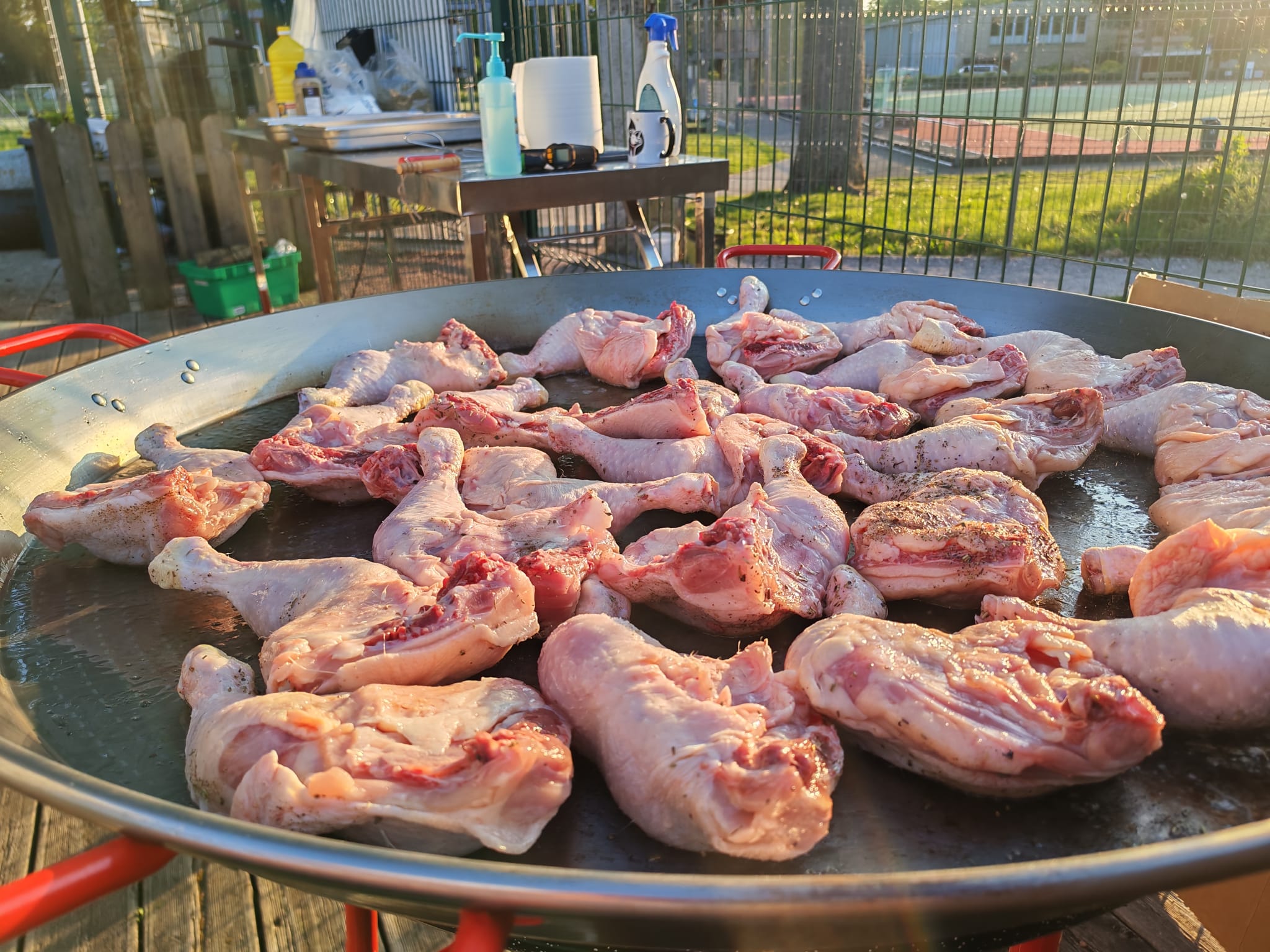 Cuisses de poulet en cours de cuisson sur grande plancha