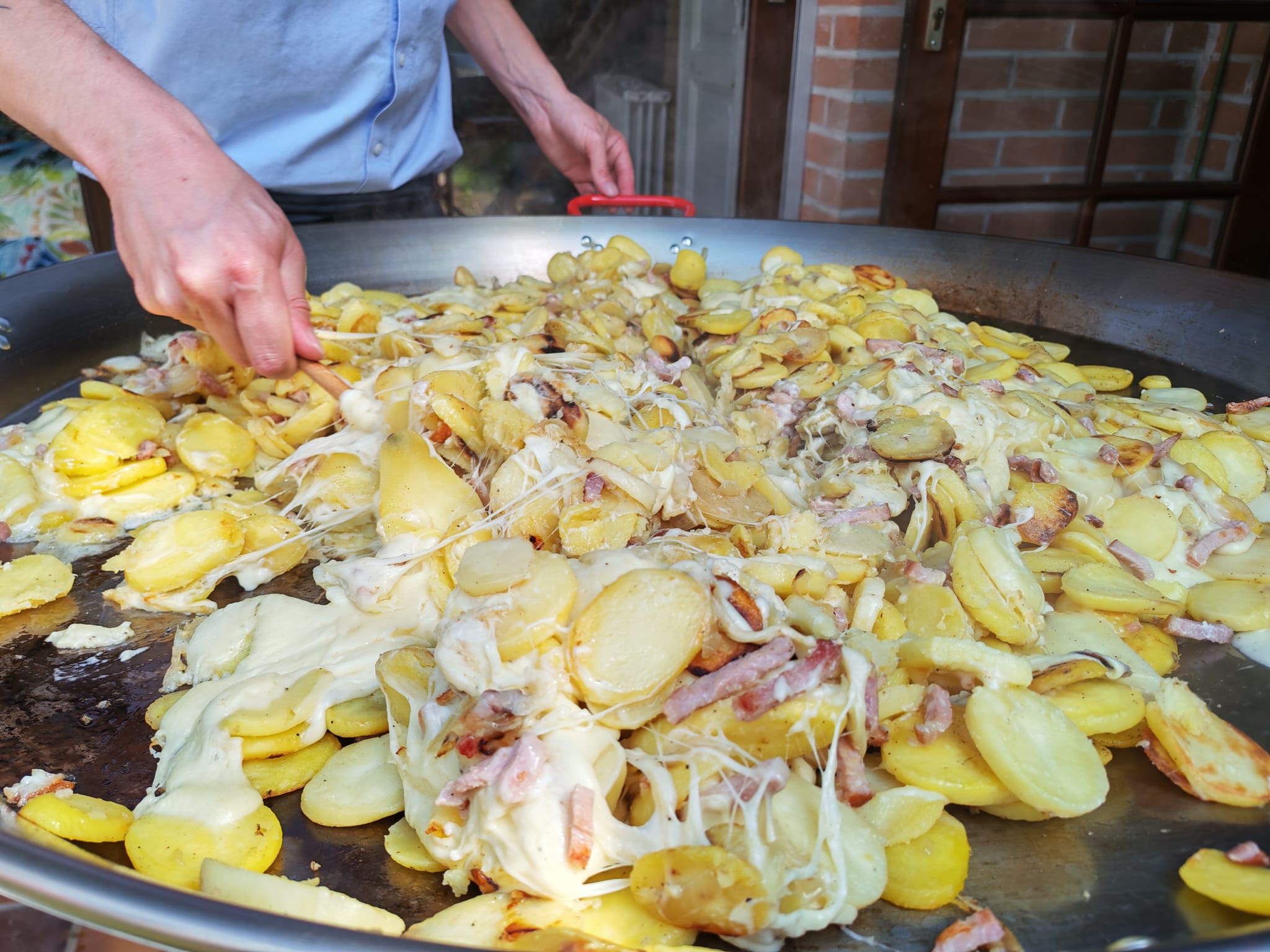 Truffade en grande poêle — vue de dessus, lardons et fromage filant
