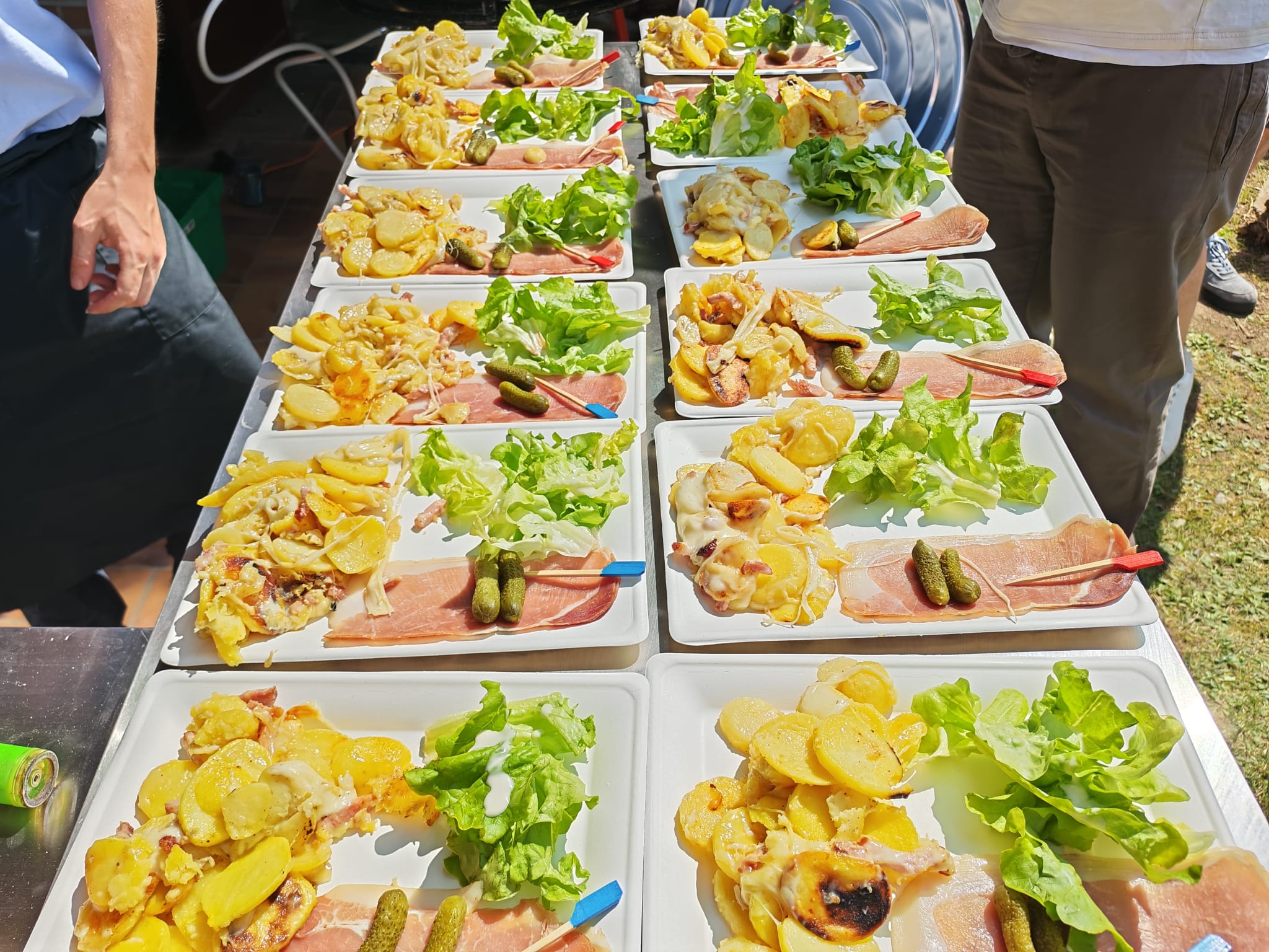 Assiettes truffade prêtes à servir lors d'un événement