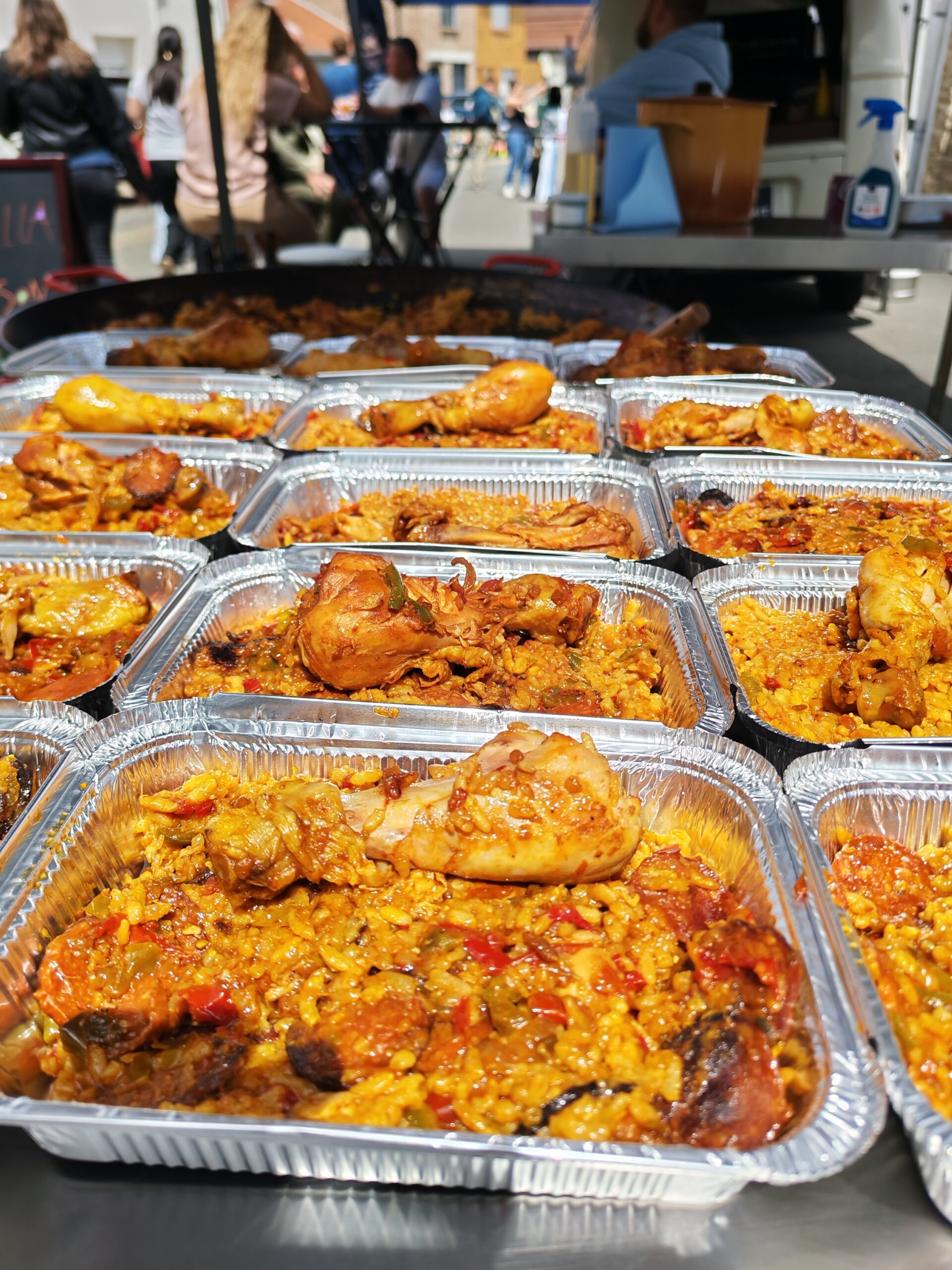 Buffet chaud servi pour un grand groupe