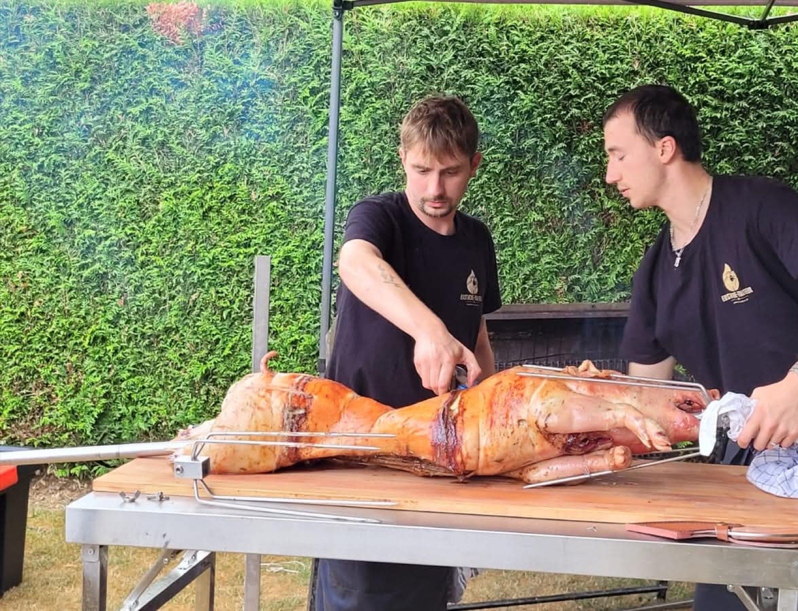 Découpe du cochon rôti devant les invités